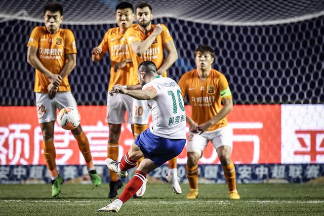 尼克斯主帅迈克·布朗的采访简直语出惊人：“我在NBA混了一辈子，从没见过哪个22岁的年轻人，会像苦行僧一样搞什么宗教静修和闭关训练。无论赛季内外，他的自律程度简直非人类。”不仅如此，“庄神”德拉蒙德也承认文班是全联盟最难对付的对手，没有之一：“我防他简直绝望，身体对抗他就像泥鳅一样，外线防...